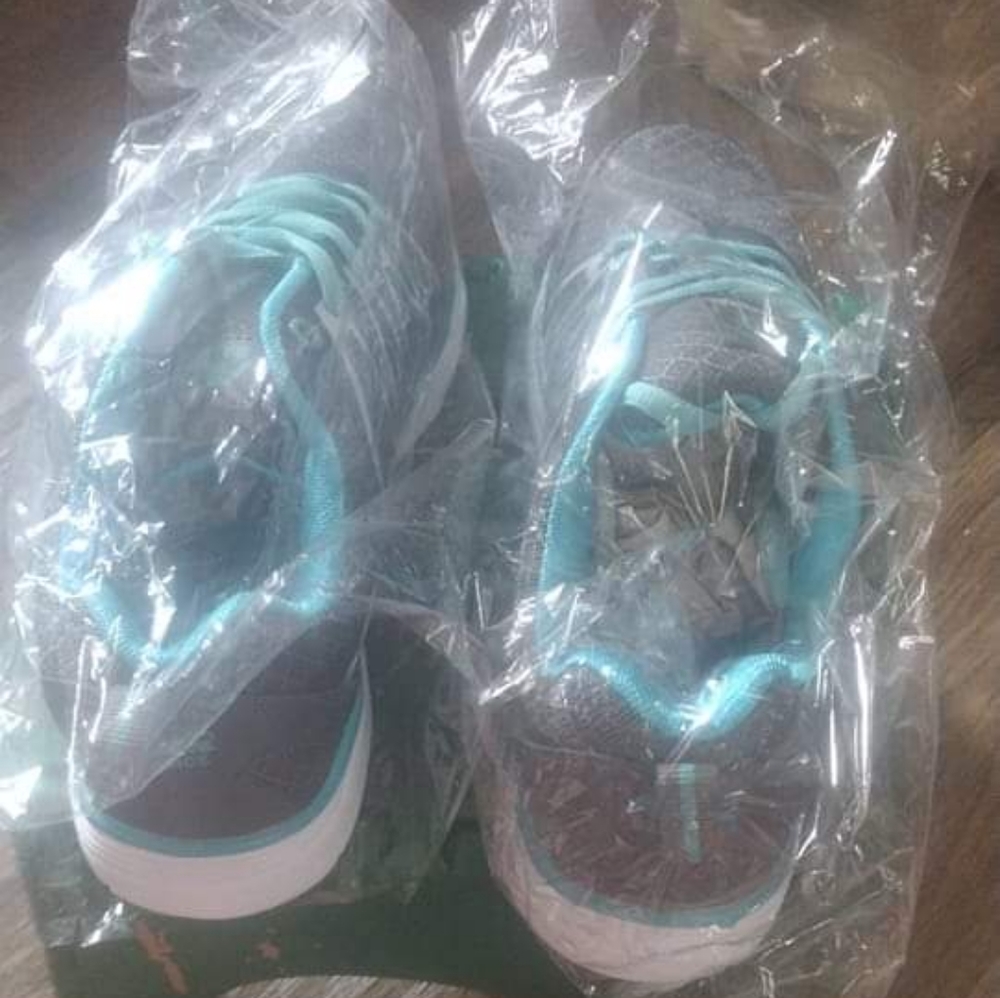 Women tennis shoes